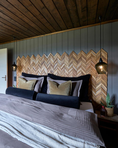 Her er det redd opp med Exo sengesett fra Halvor Bakke i fargen Muldvarp. Sengesettet i jacquardvevet sateng (TC400) av førsteklasses langfibret bomull er mykt mot huden med et delikat mønster. Chamonix pledd er brukt som sengeteppe og tilfører sengen det ekstra myke elementet.